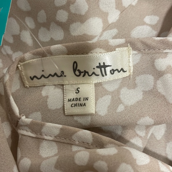 Pale pink and dotted small V neck blouse. - Picture 4 of 5